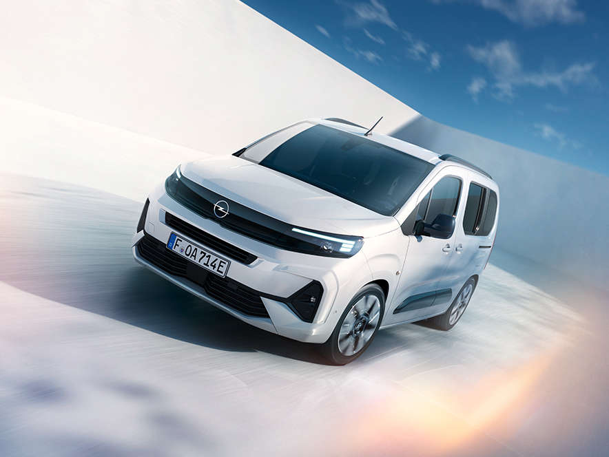 Вигляд спереду на білий Opel Combo Electric у русі